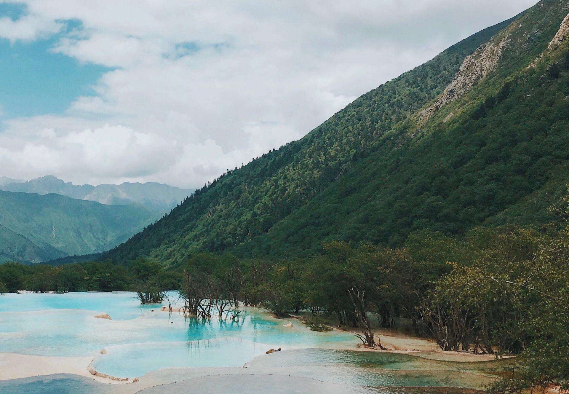 Huanglong Scenic Area Entdecke die atemberaubenden FünfFarbenTeiche