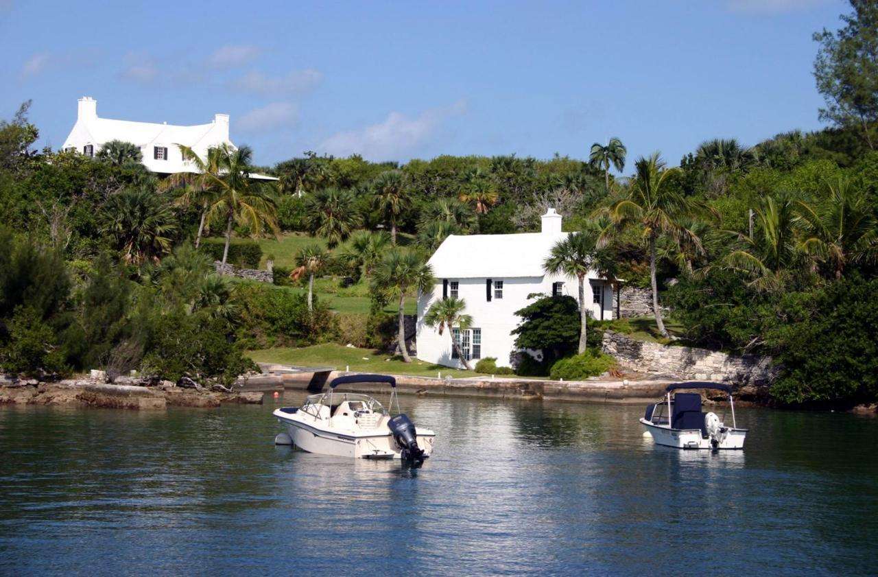 Famous homes and hideaways boat cruise in Bermuda