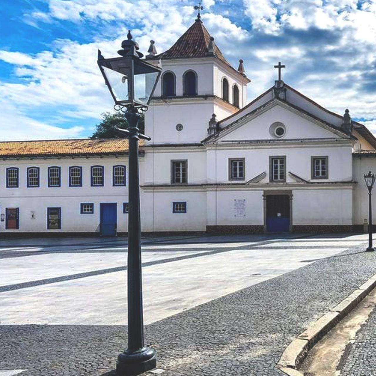 Colagem de mídia