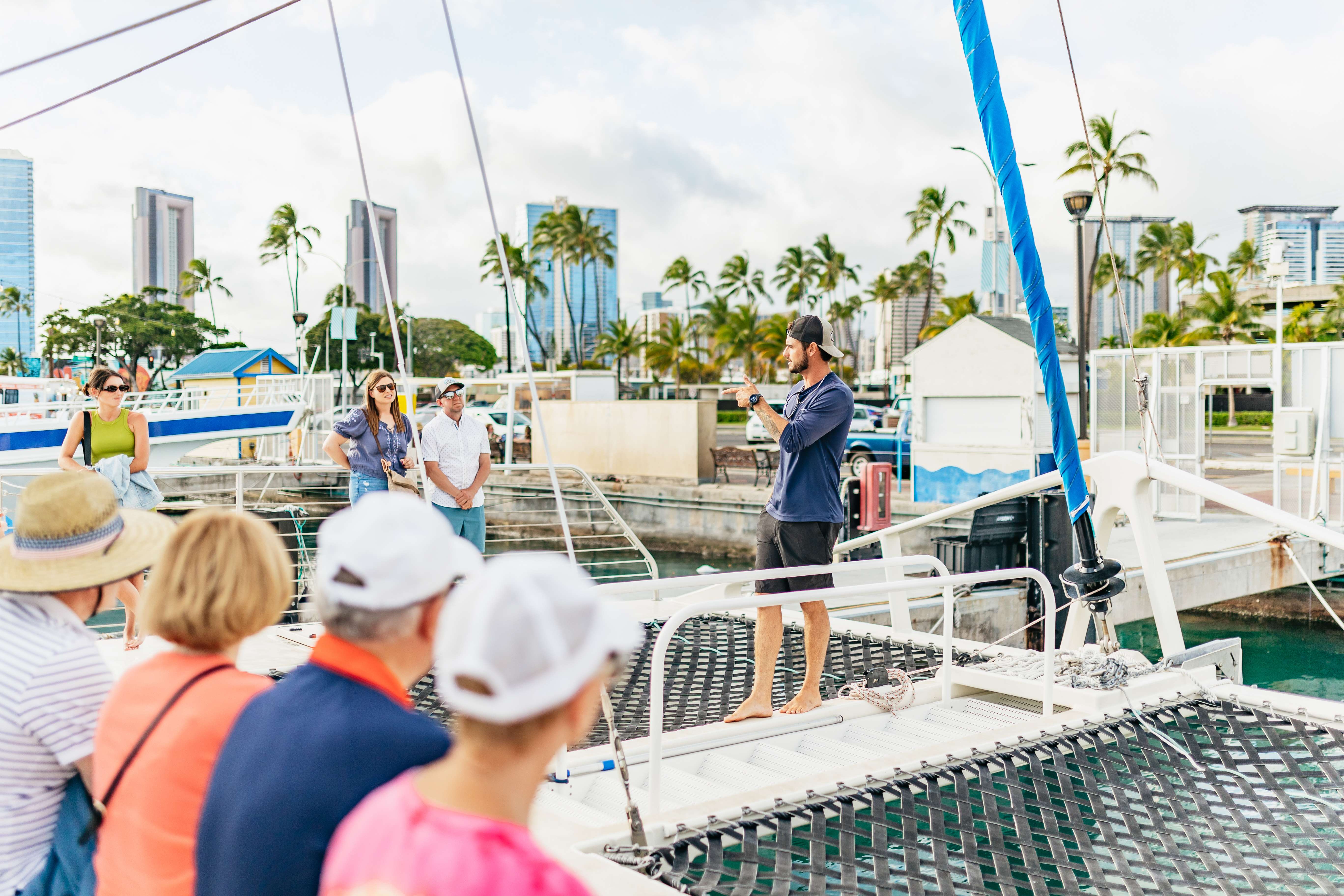 Oahu: Diamond Head Cruise with Drinks & Appetizers