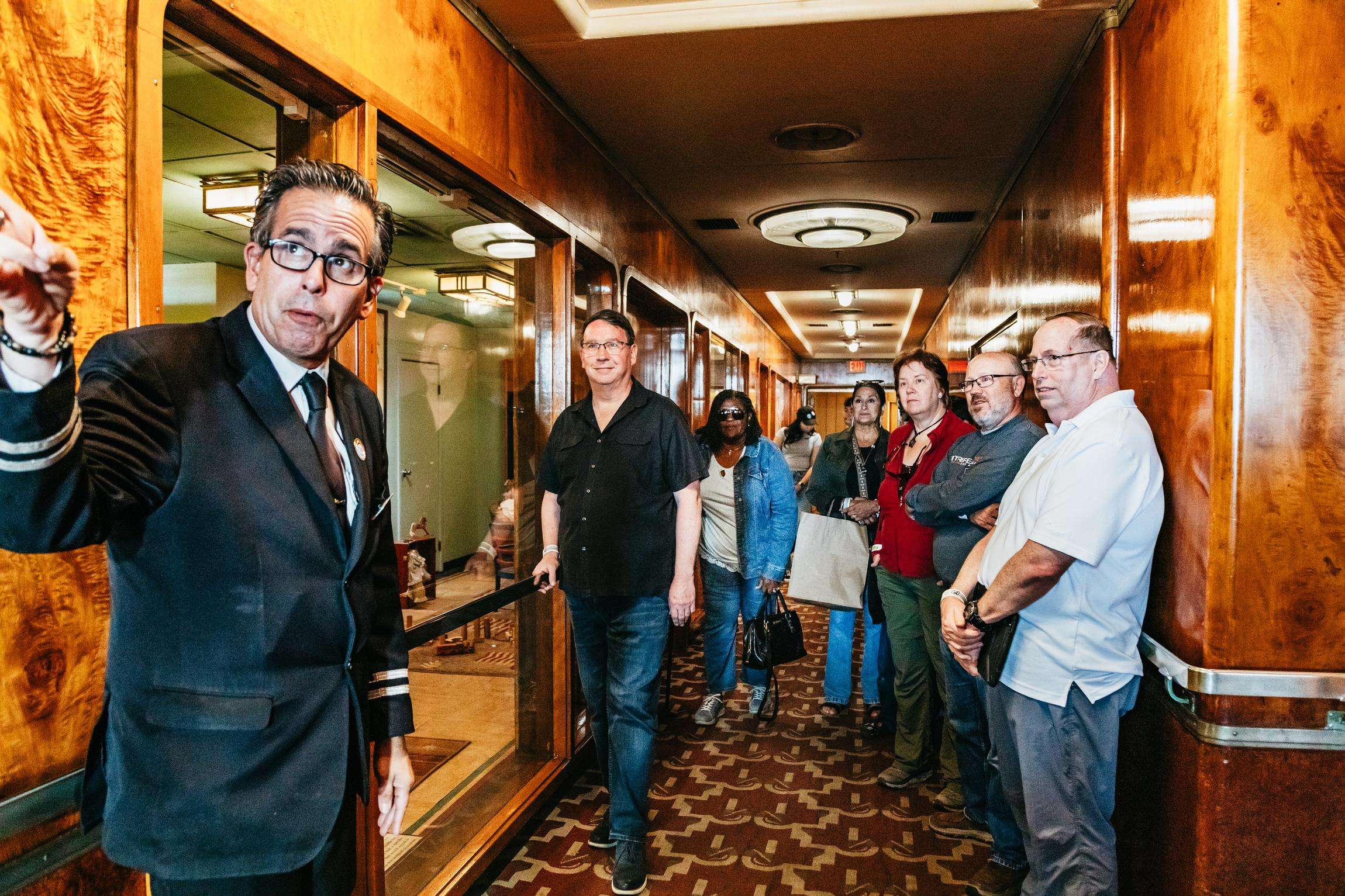 실제 퀴메리호 객실 호텔에서 방 배정을 받는 손님 실제 퀴메리호 객실 호텔에서 방 배정을 받는 손님