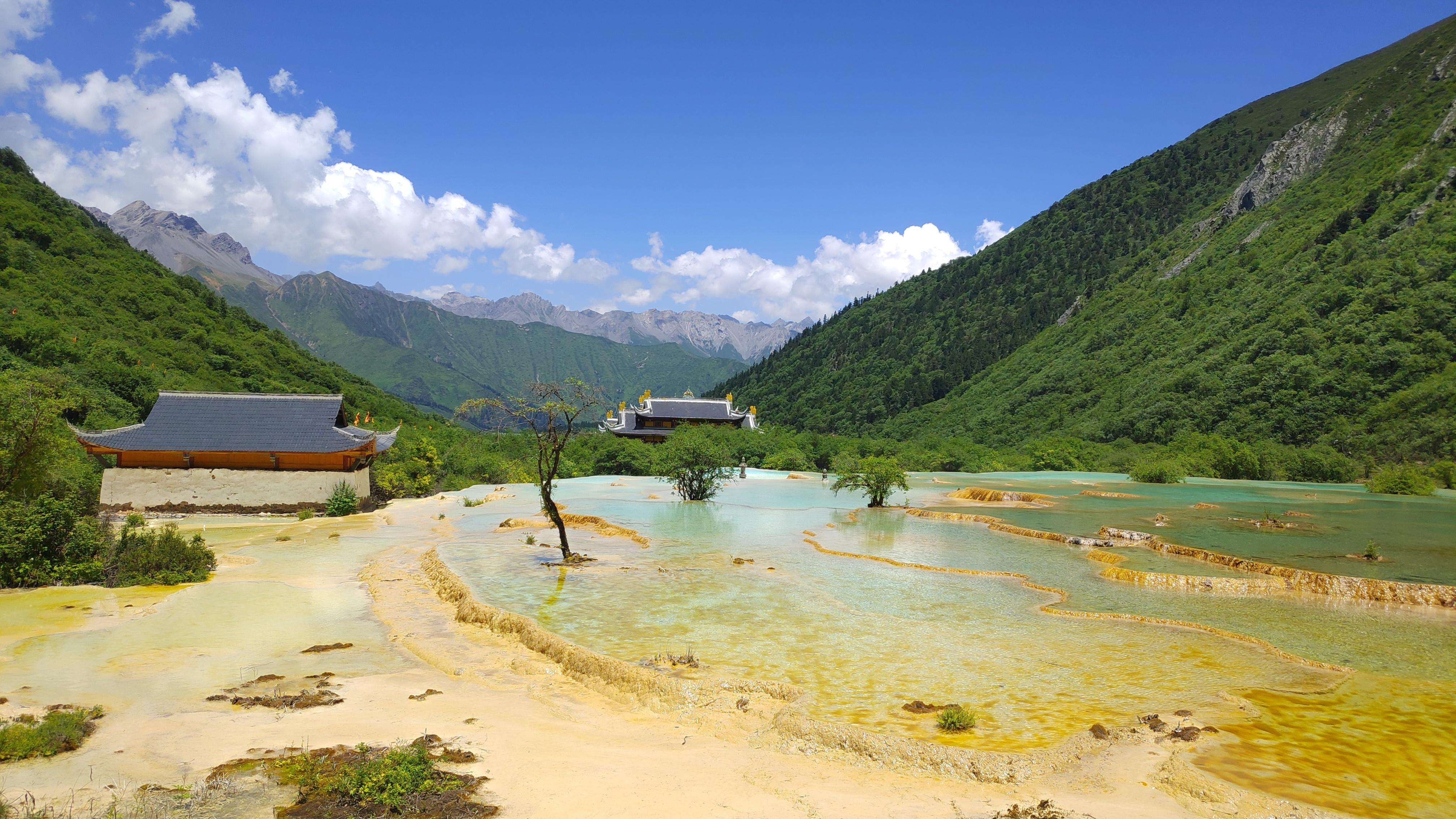 Huanglong Scenic Area Entdecke die atemberaubenden FünfFarbenTeiche