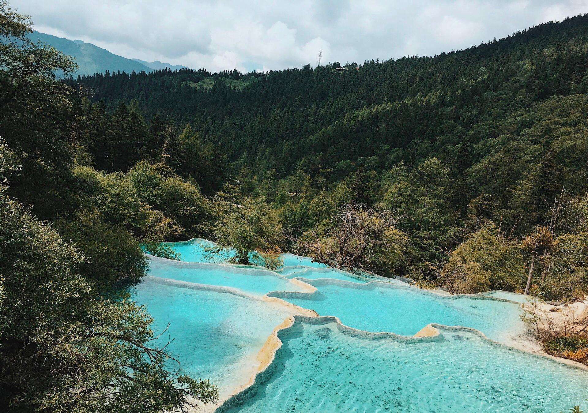 Huanglong Scenic Area Entdecke die atemberaubenden FünfFarbenTeiche