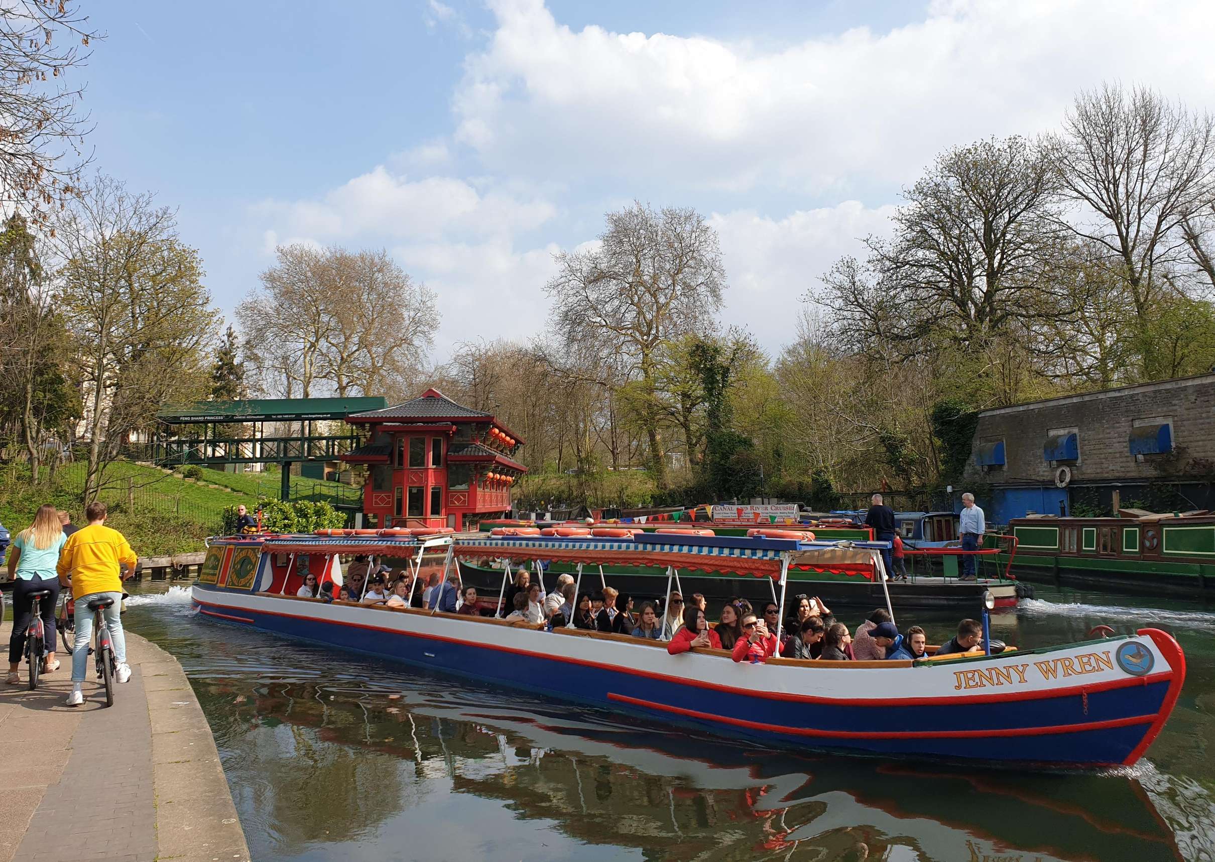 Narrowboat sur le Regent's Canal entre Little Venice et Camden Lock
