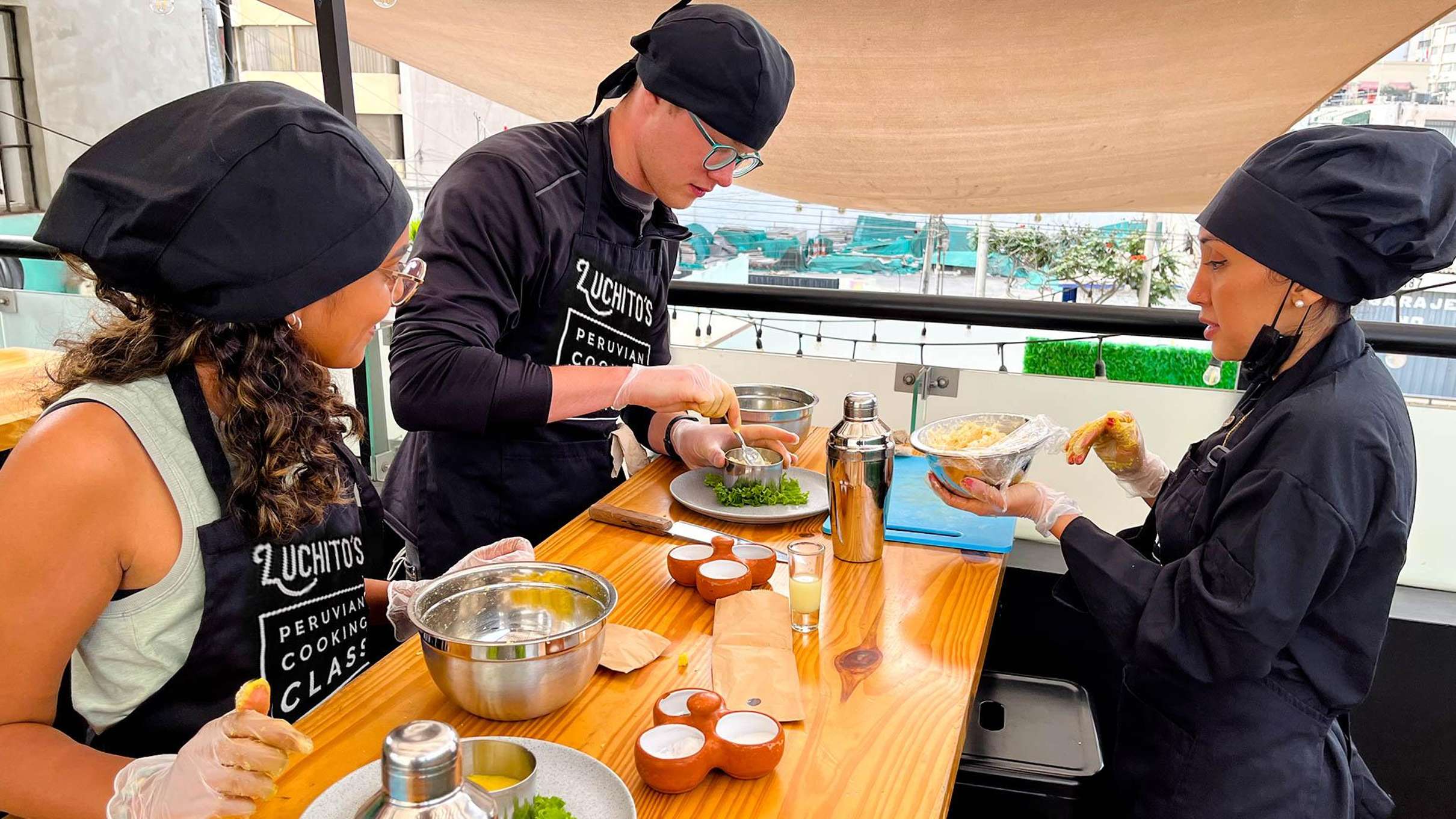Clase de cocina peruana en Lima con ceviche y pisco sour