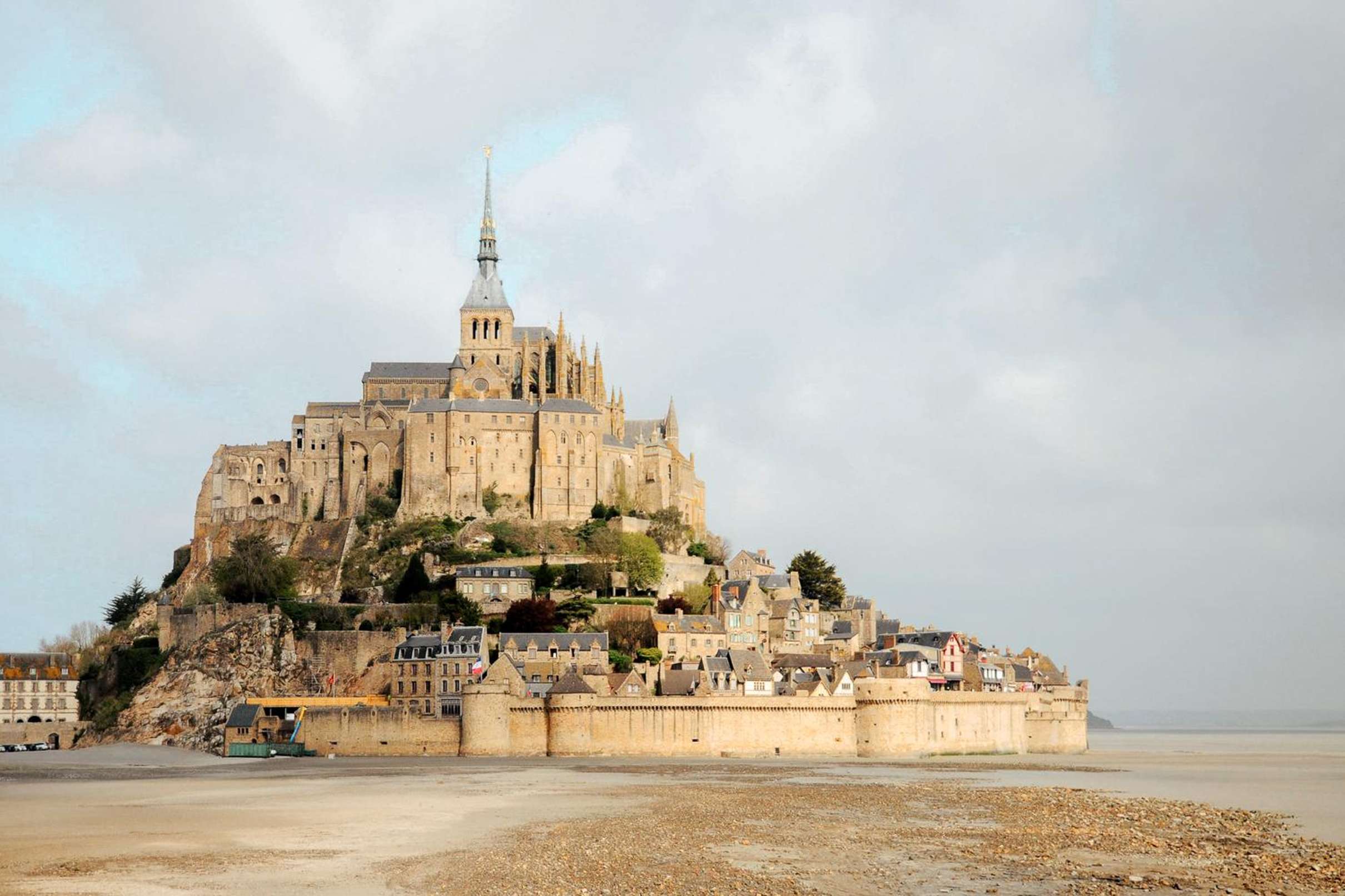 Silueta gótica de la abadía del Mont-Saint-Michel alzándose en la cima de la roca