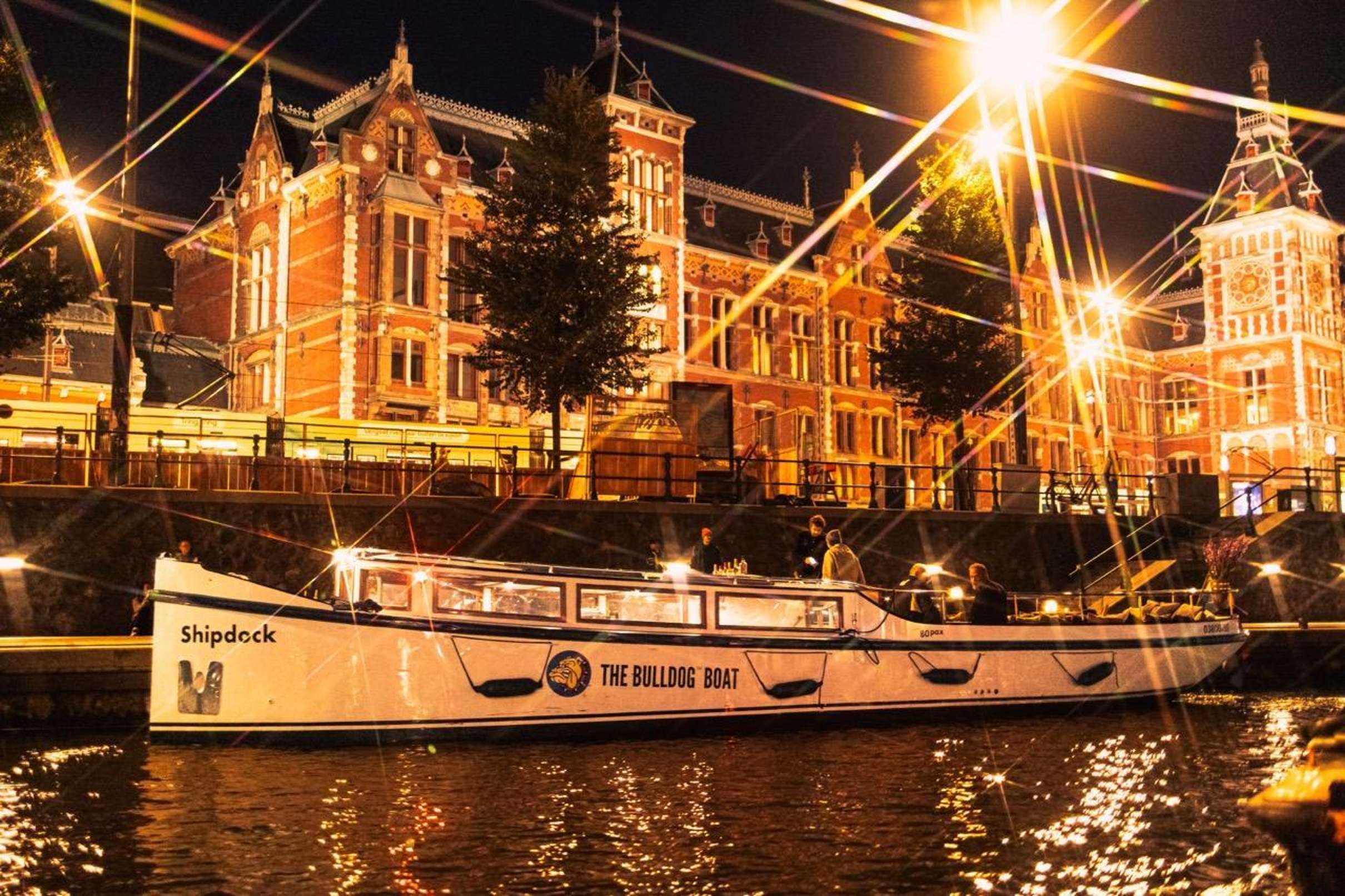 Amsterdam: Raucherfreundliche Bootstour auf dem Bulldog-Boot inkl. 2 Getränken