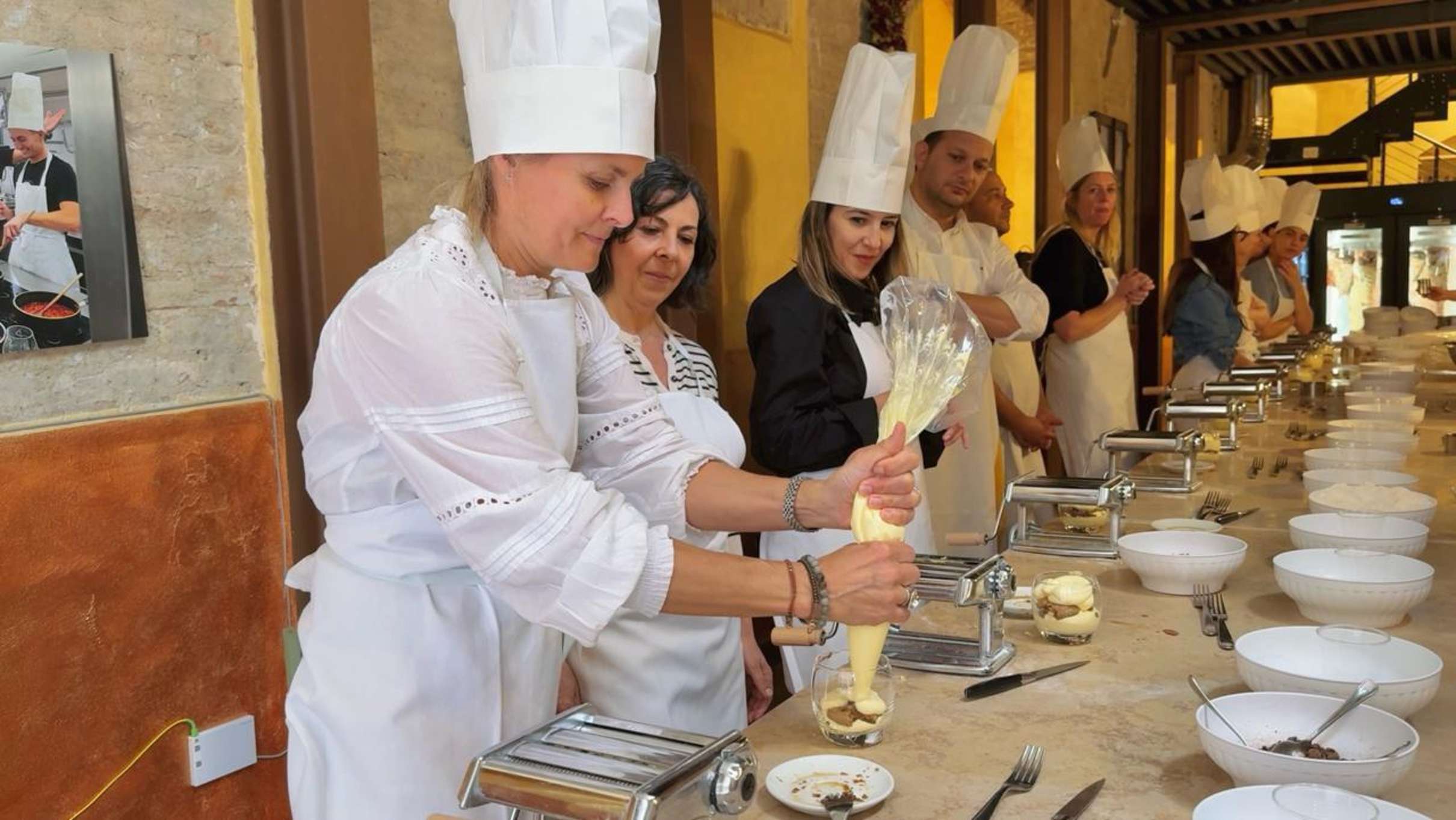 Cours de cuisine à Rome près du Vatican : pâtes fraîches et tiramisu maison avec Prosecco et vin fin à volonté