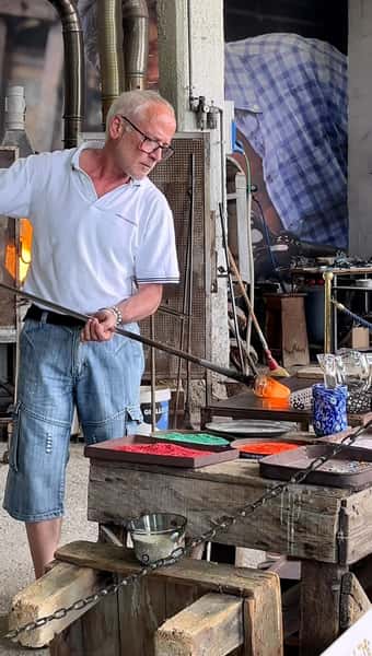 ムラーノジーノ・マッツォッカート工場での吹きガラス体験 | GetYourGuide