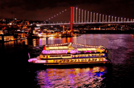 Istambul: Jantar cruzeiro pelo Bósforo e espetáculo com mesa privada