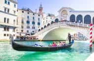 Venice: Gondola tours