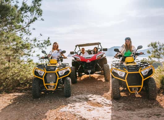 Deelnemers op quads tijdens tour op Ibiza