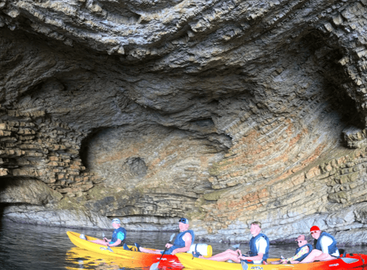 Zeegrotten en rotswanden langs de kust van Ibiza