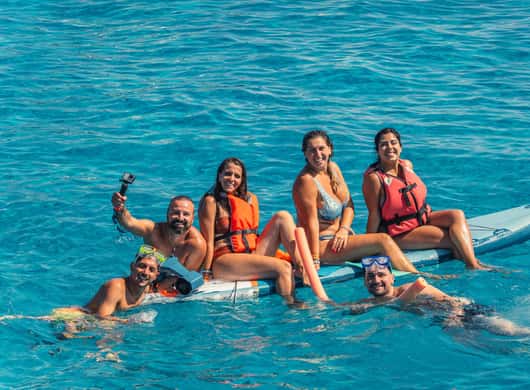 Zwemmers in het water bij Formentera