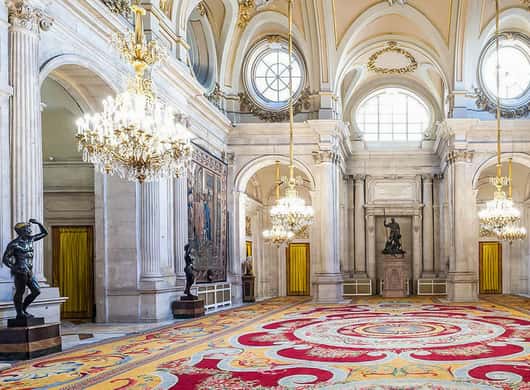 Detail van plafonds en kroonluchters in het Koninklijk Paleis