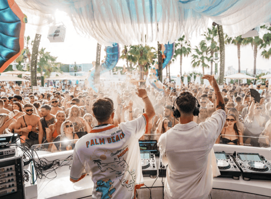 Feestende groep bij poolparty op Ibiza