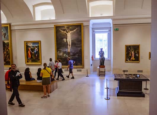 Bezoekers in een museumzaal van het Prado