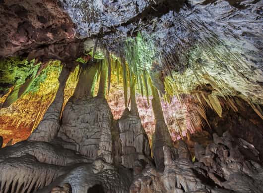 Verlichte grotformaties in de Grotten van Hams