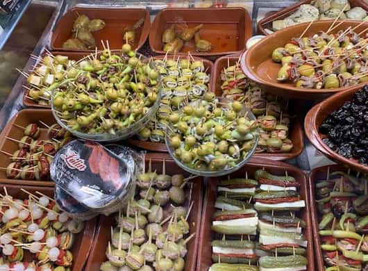 Gezellige tapasbar in de straten van Alicante