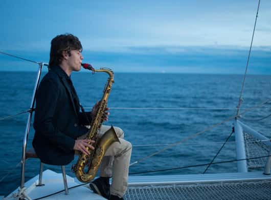 Panoramisch zeezicht tijdens de catamarancruise bij Alicante