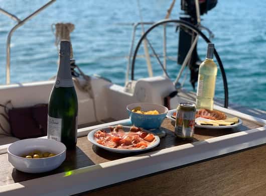 Zeilen op helder water bij Ibiza