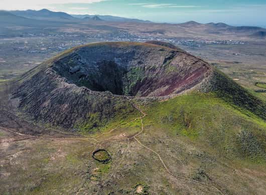 Uitzicht op de krater van de vulkaan Calderón Hondo op Fuerteventura