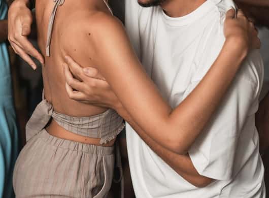 Groep die Latijns-Amerikaanse dans oefent op Ibiza