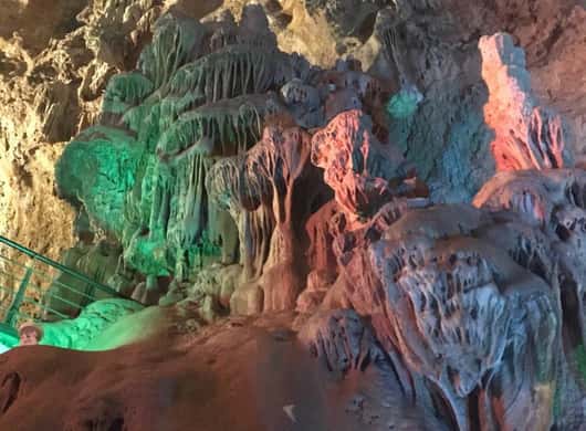 Verlichte rotsformaties in de Cuevas de Canelobre