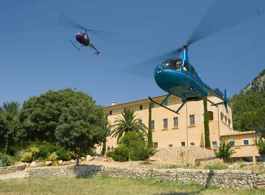 Helikopter boven de bergen van Mallorca