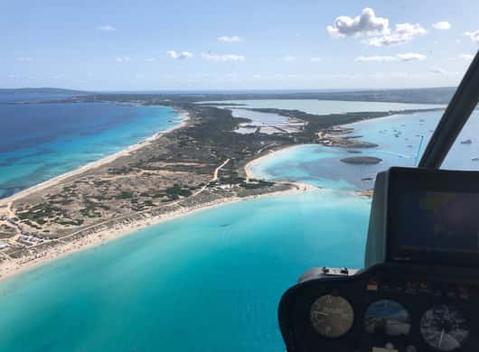 Uitzicht op de kust tijdens een helikoptervlucht op Mallorca