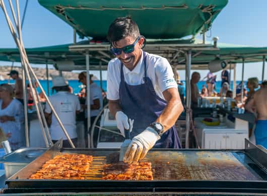 Zwemmen tijdens een catamaranstop aan de zuidkust van Mallorca