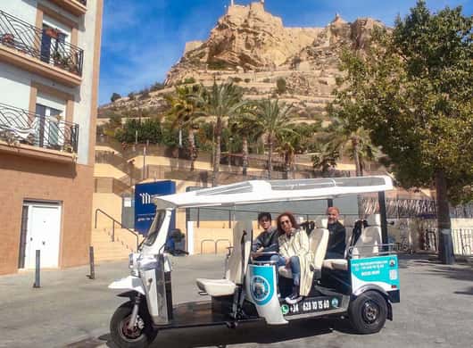 Bezoekers in een Tuk Tuk in Alicante