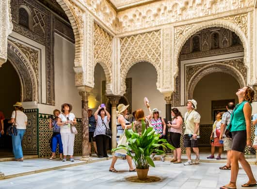 Tuin met palmen en vijvers in het Alcázar van Sevilla