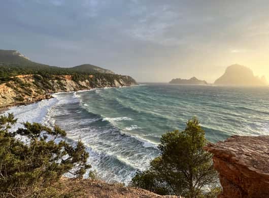 Deelnemers van een dagtour poseren bij uitzichtpunt op Ibiza
