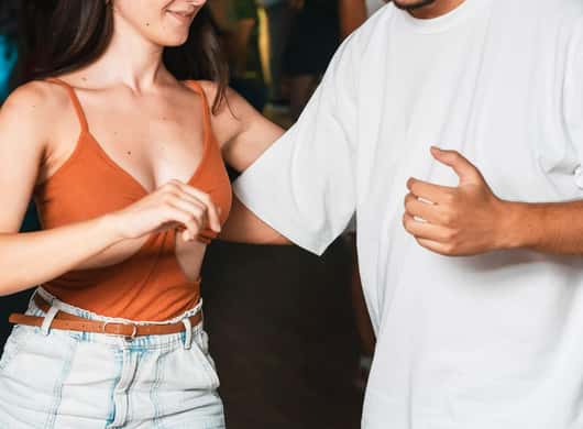 Dansdocent die een salsa-move voordoet op Ibiza