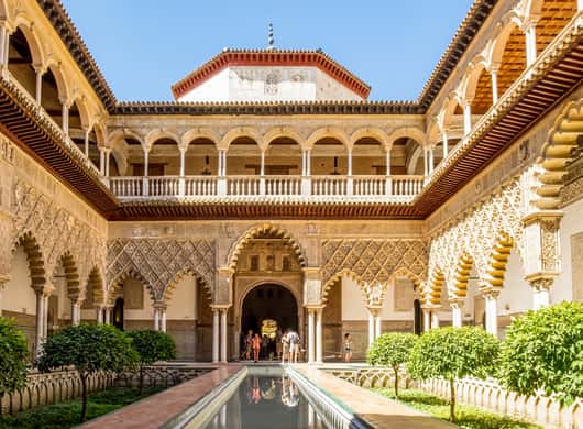 Versierde zuilen en bogen in het Alcázar van Sevilla