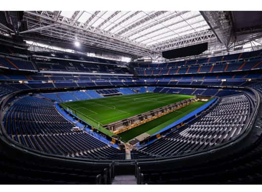 Spelersfoto’s en displays in het stadion van Real Madrid