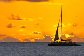 Cambrils: Costa Dorada Sunset Catamaran Cruise with Drinks