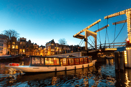 Amsterdam: Croazieră de seară pe canal cu bar (deschis) la bord