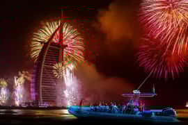 Dubai: Espetacular fogo de artifício ao vivo na véspera de Ano Novo a bordo