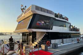 Jantar de luxo em iate no Canal do Dubai