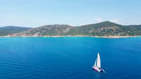 Saint Tropez: Festa serale in catamarano con drink di benvenuto