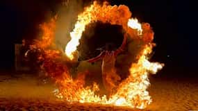 Marrakech: Giro in cammello nel deserto di Agafay, cena e spettacolo del fuoco