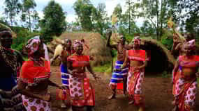 Nairobi: Giraffe Center, Beads Factory & Bomas of Kenya Tour