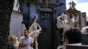 Recoleta Cemetery - Small Group Tour of History & Secrets