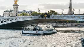 Paris: Hop-On Hop-Off Seine Cruise Pass with 9 Stops