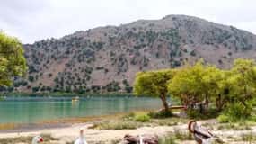 From Rethymno: Souda Bay Boat Tour with Lake Kournas Stop