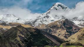 Depuis Tbilissi : excursion d'une journée à Ananuri, Gudauri et Kazbegi