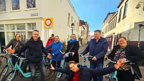 Interactive Safe 2,5hr Bike tour with Entertaining Guide
