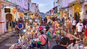 Phuket byrundvisning med besøg på aftentur og fodring af elefanter